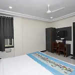 Oyo 11602 Ville Parle