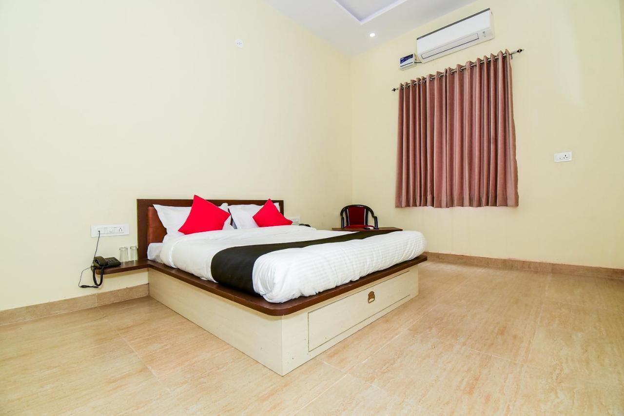 Hotel Collection O 38804 Eight Steps 3*