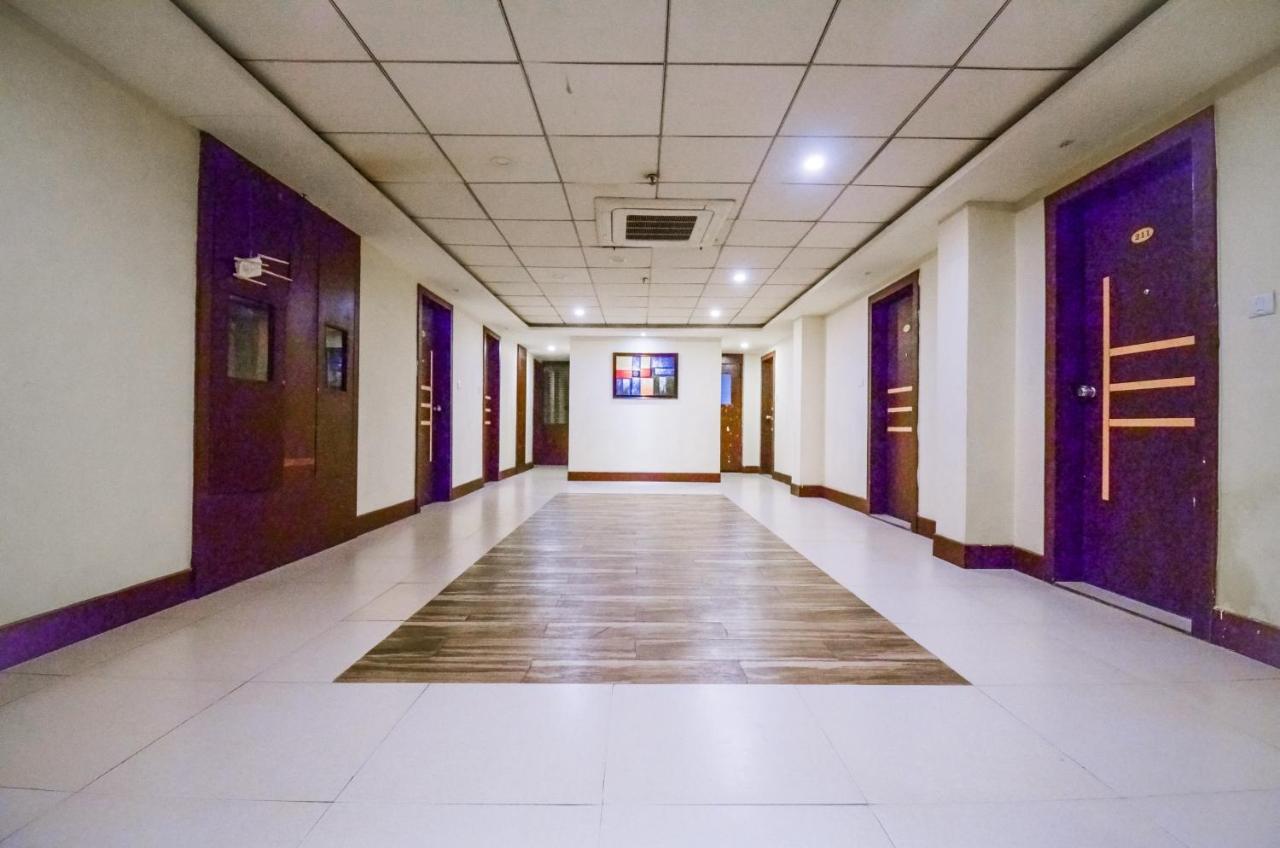 Oyo 19628 Hotel Amba International 3*