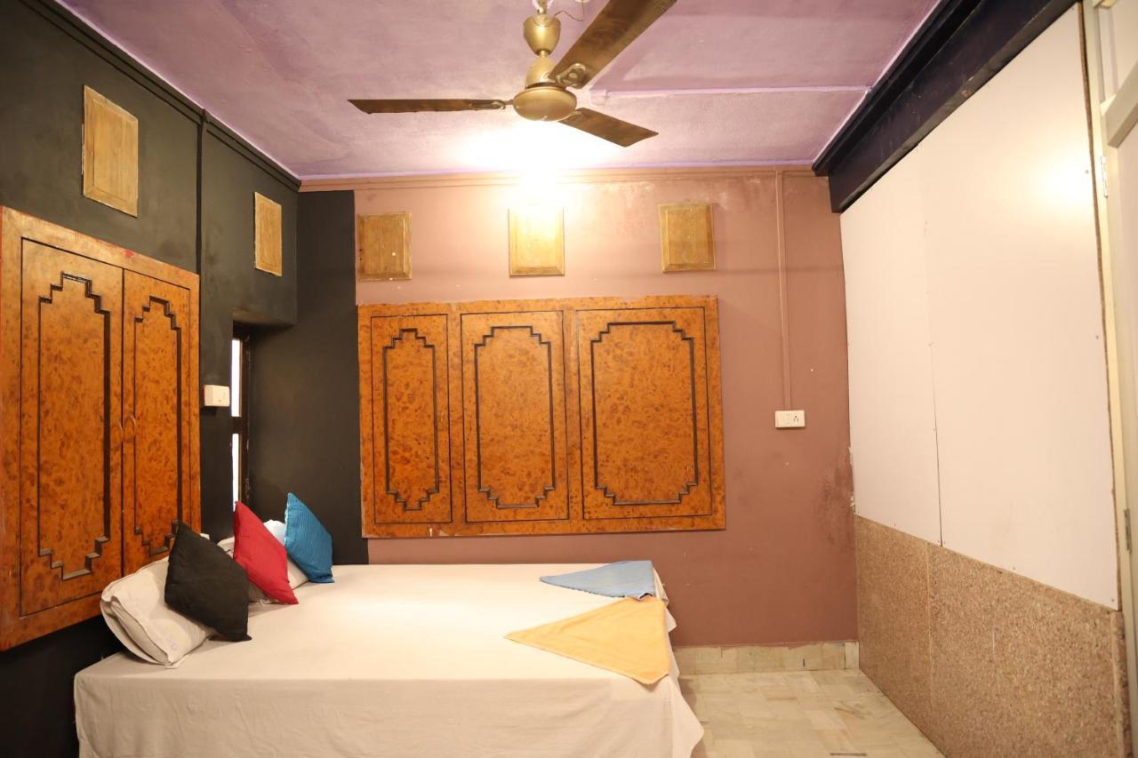 Hostel Santkripa Backpackers 400 Mtr From Railway Station