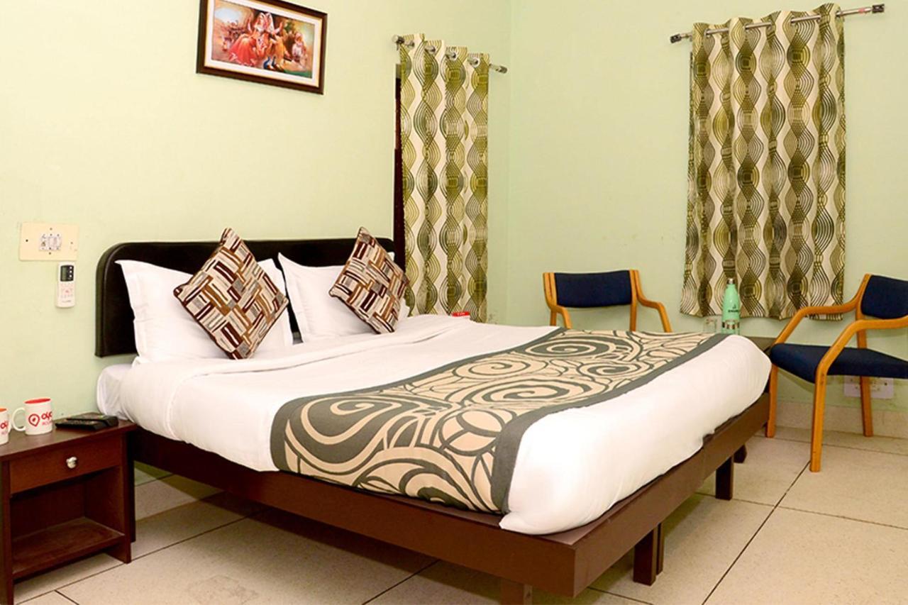 Collection O 4255 Day Night And Restaurant Hotel 3*