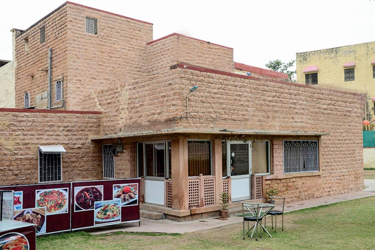 Collection O 4255 Day Night And Restaurant