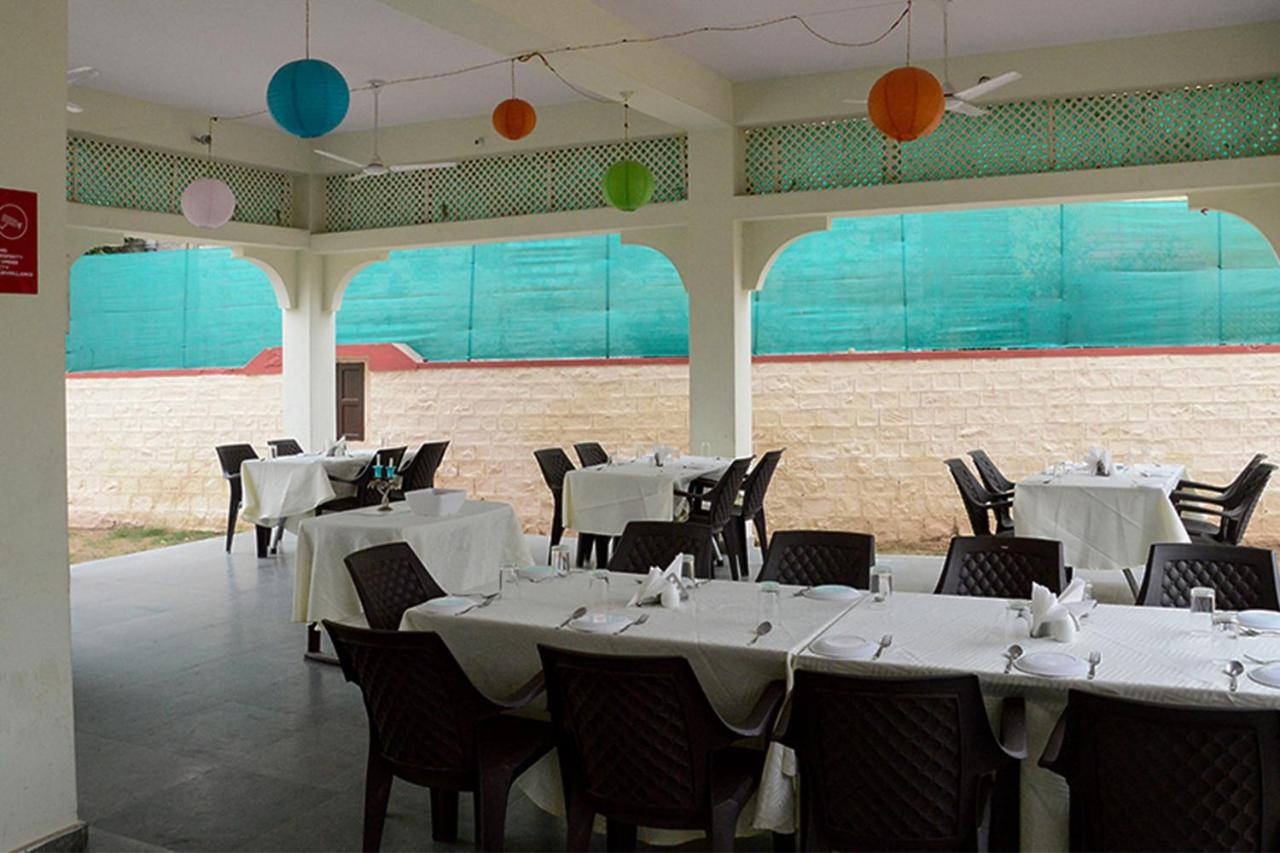 Collection O 4255 Day Night And Restaurant Hotel 3*