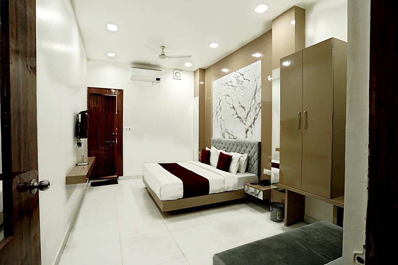 Hotel Shri Govindam *