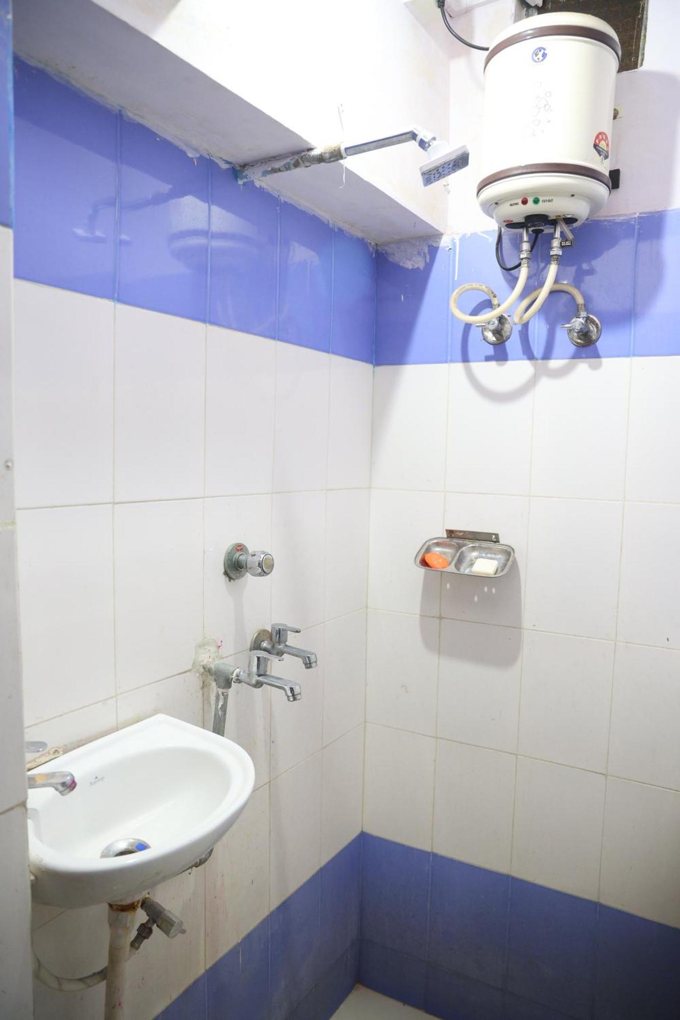 Hostel Santkripa Backpackers 400 Mtr From Railway Station