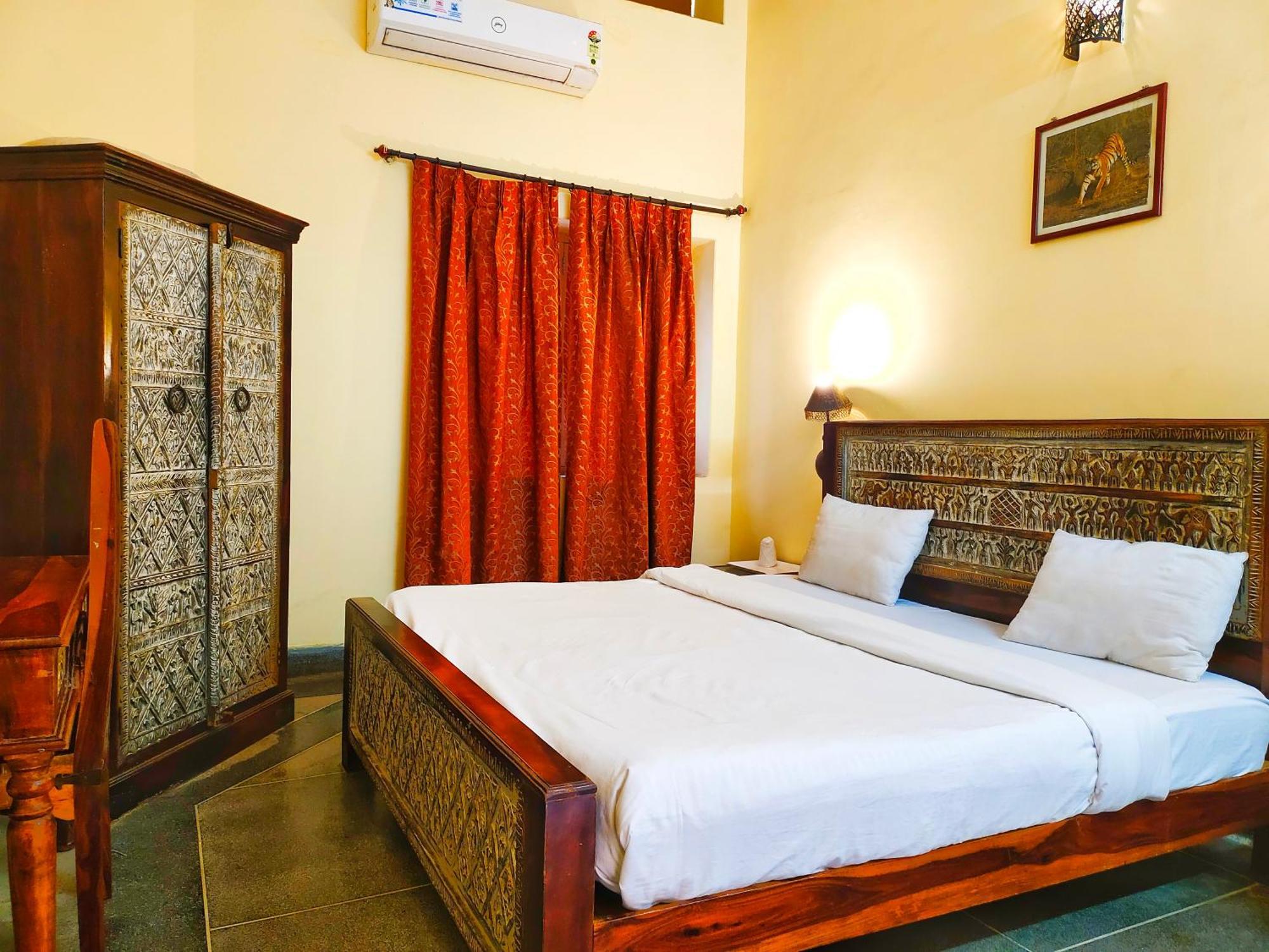 Guest house Sisodia & *