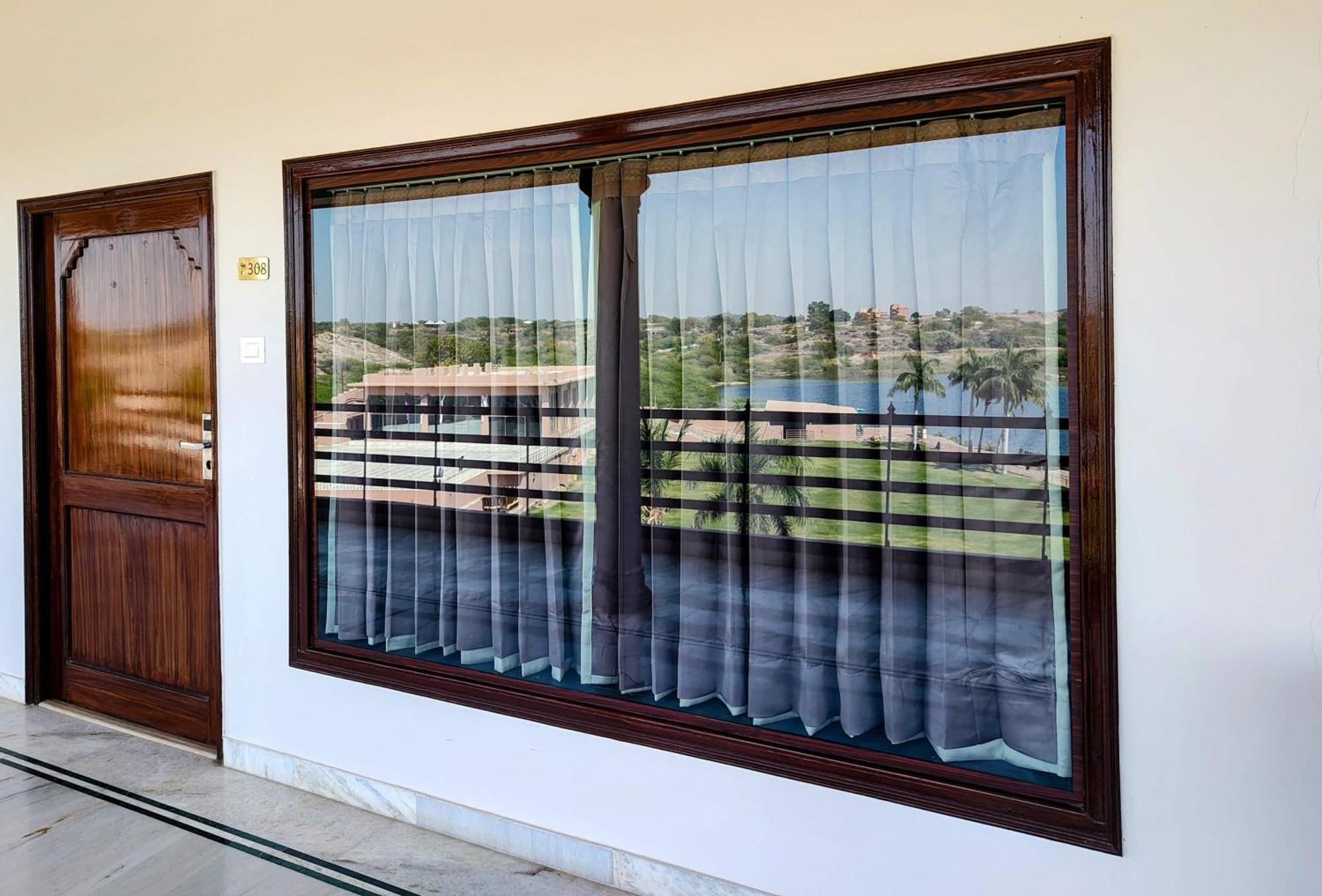 Resort Lake View And *