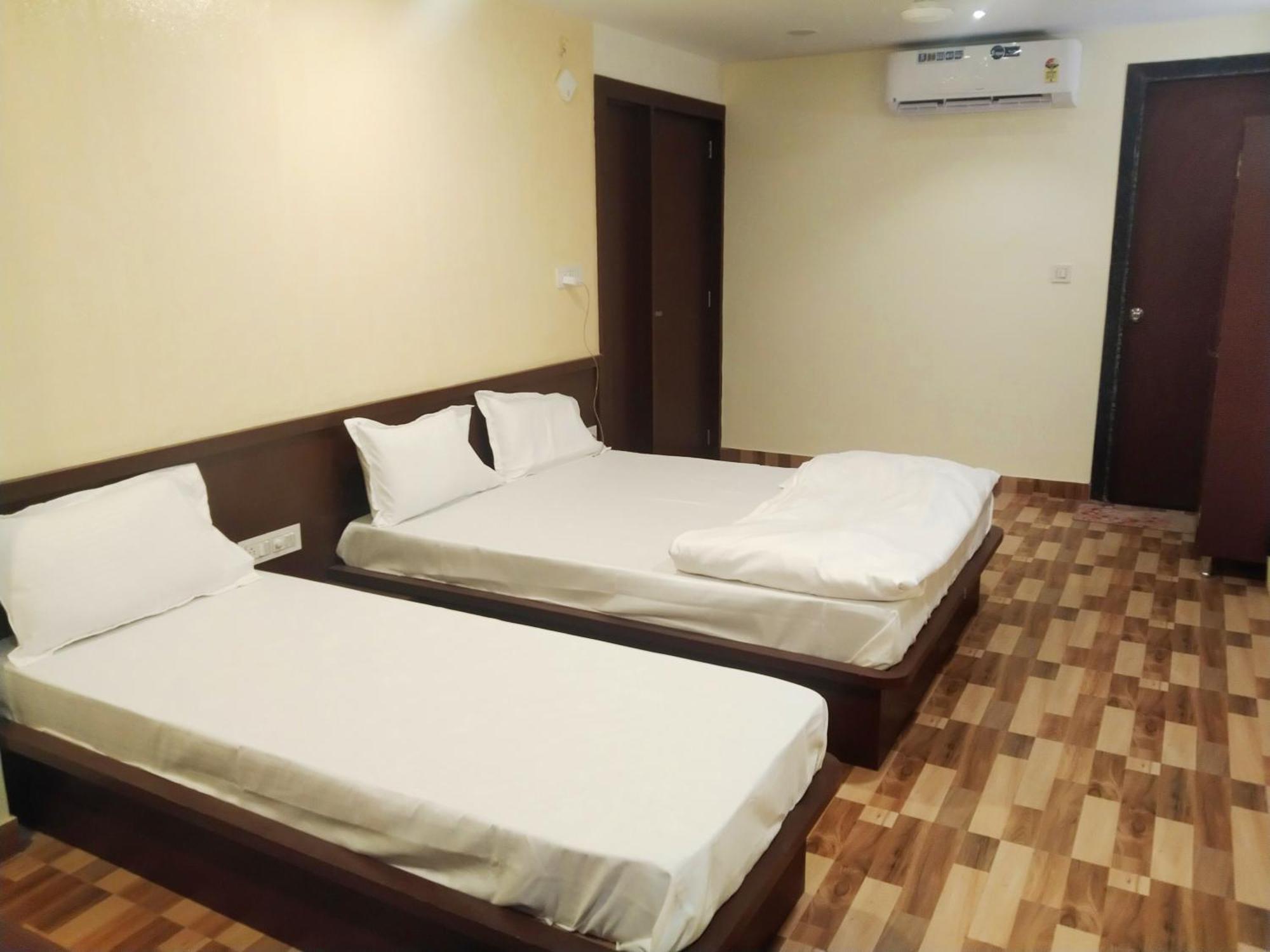Raj Hotel *