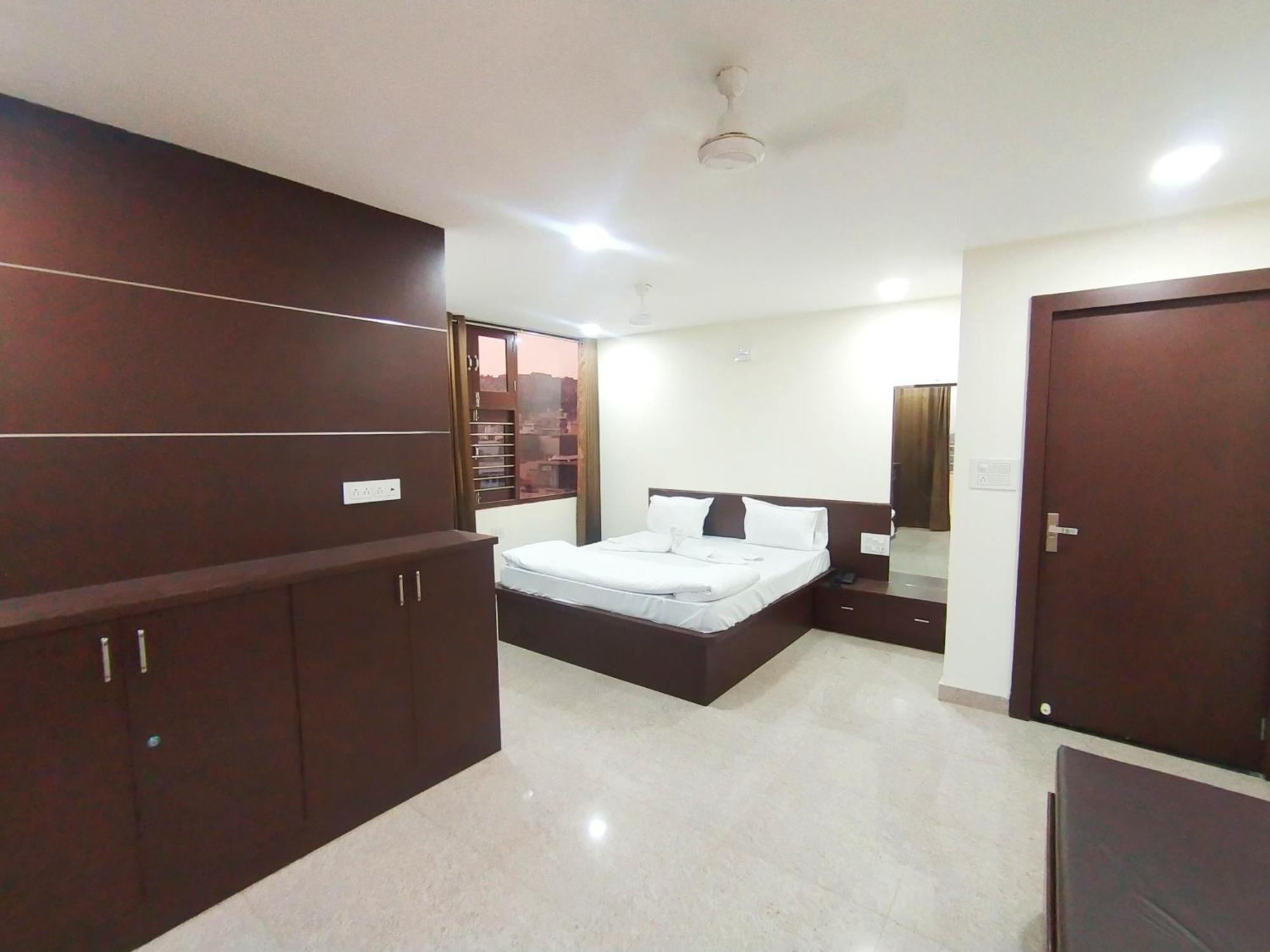 Raj Hotel *