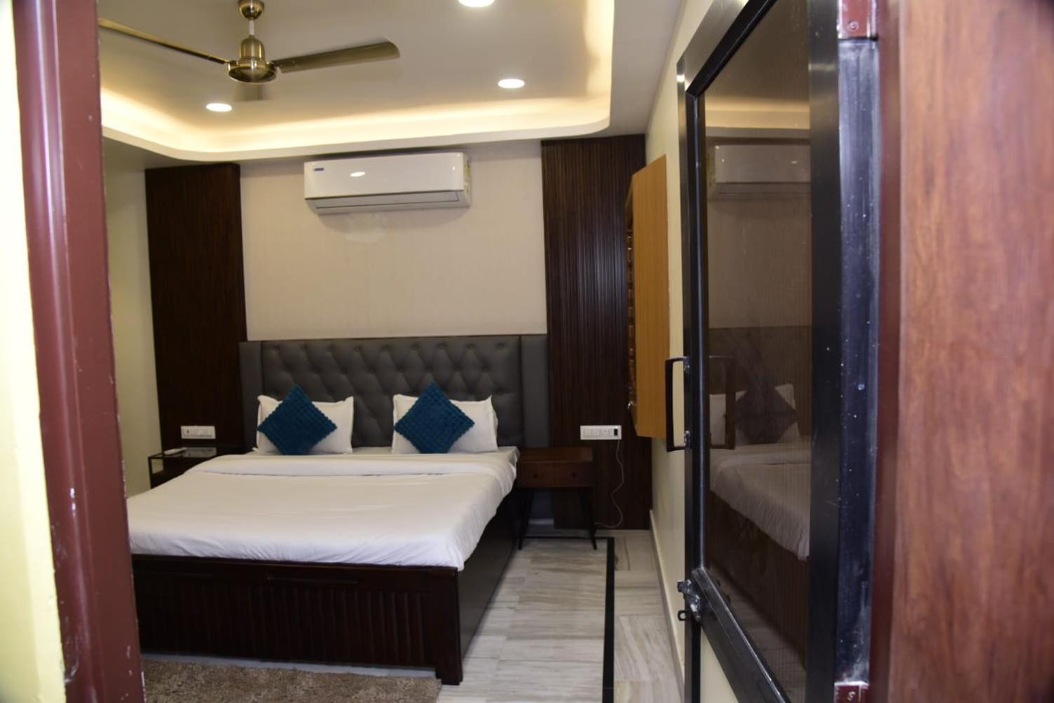 Out Hotel 3*