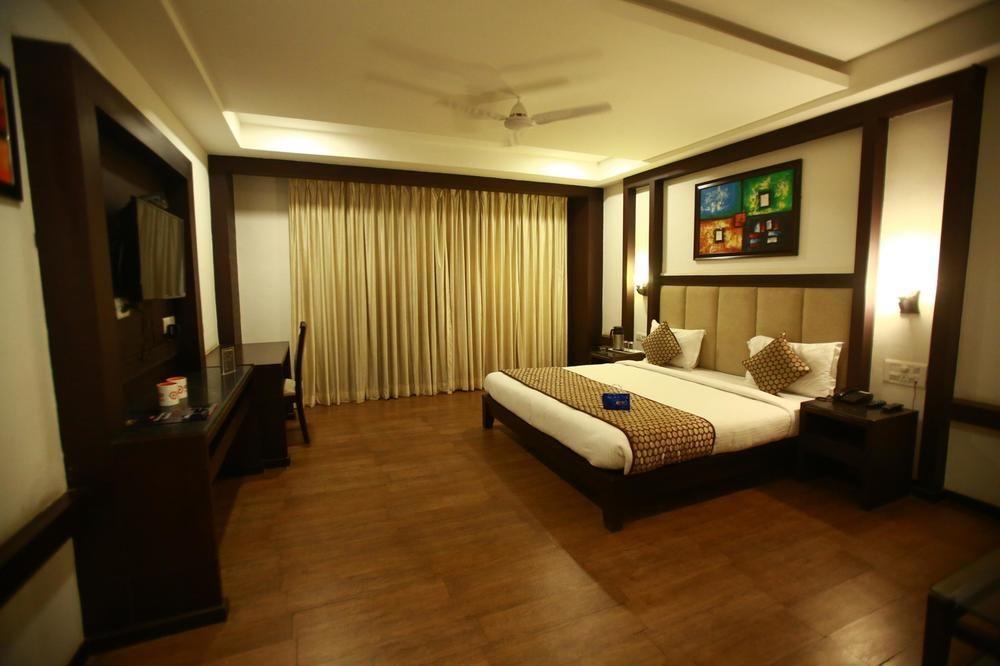 Hotel Oyo Premium Chaupasni First Puliya Jodhpur (Rajasthan)