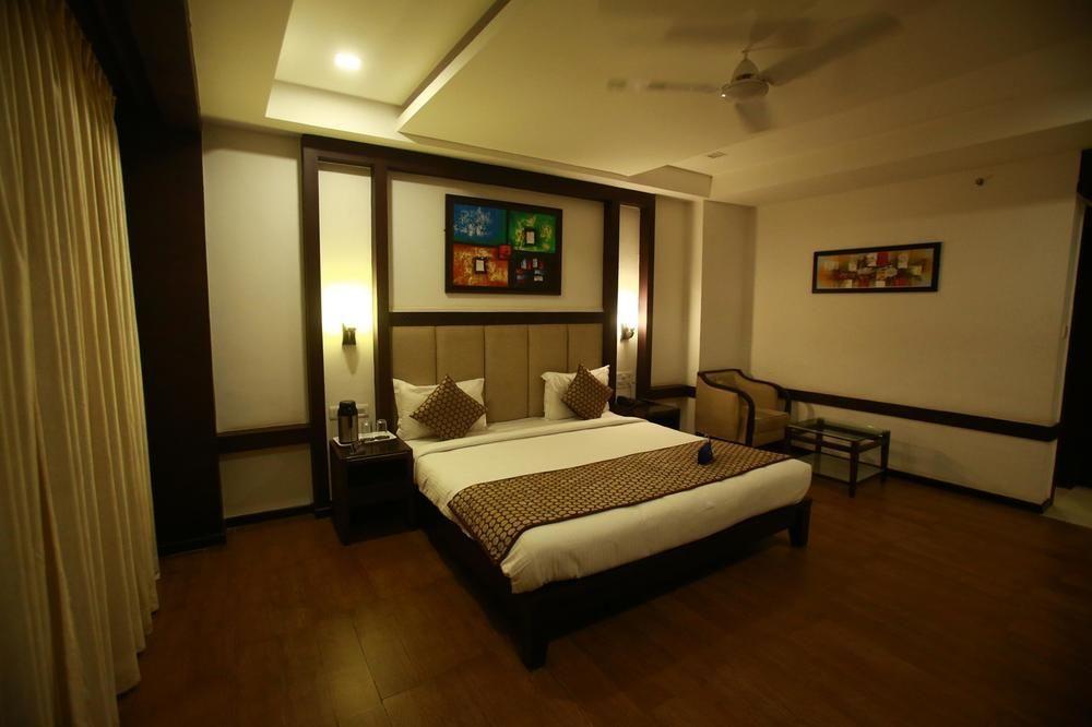 Oyo Premium Chaupasni First Puliya