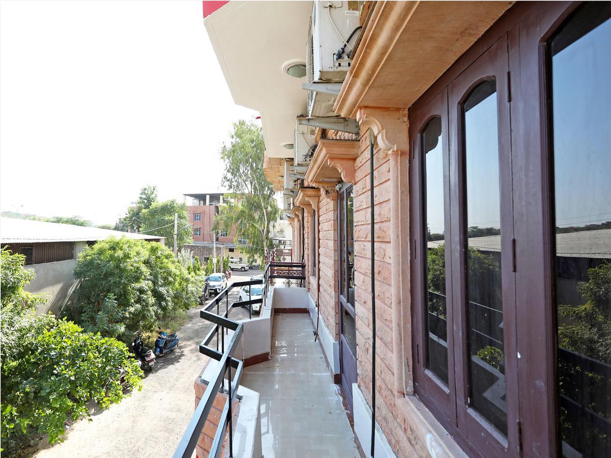 Oyo 9852 Leela Hotel 3*