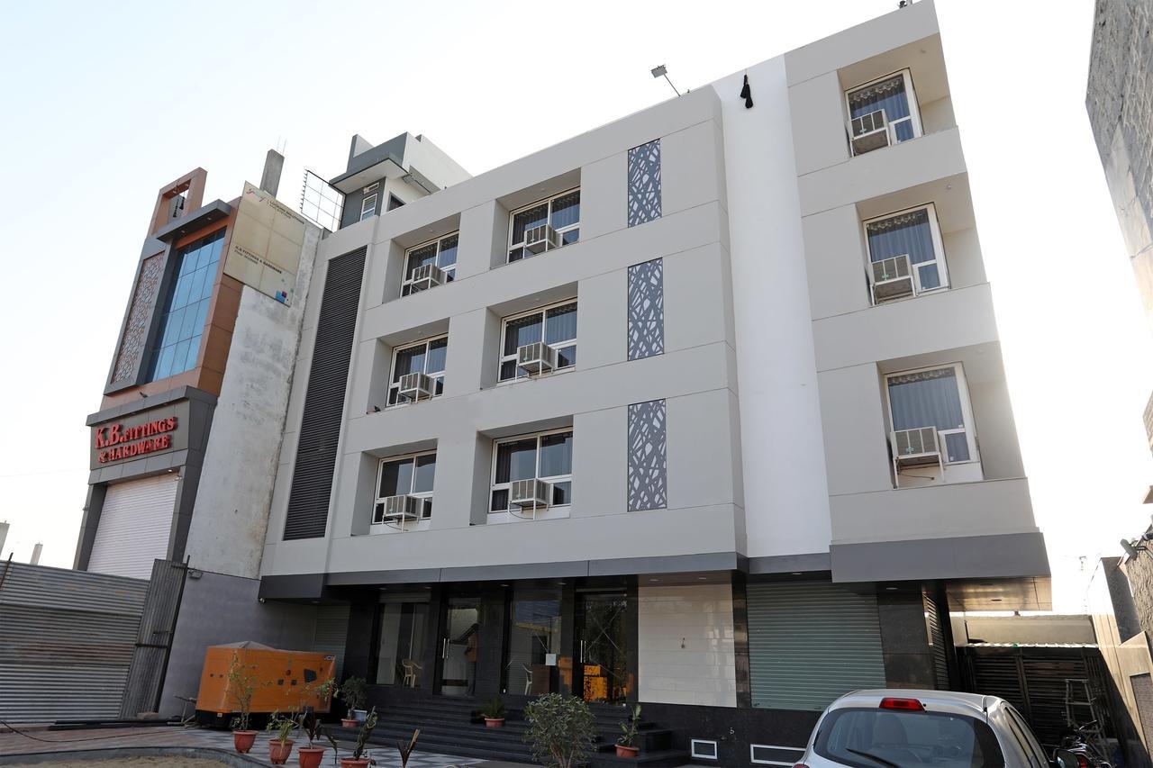Oyo 11602 Parle 3*