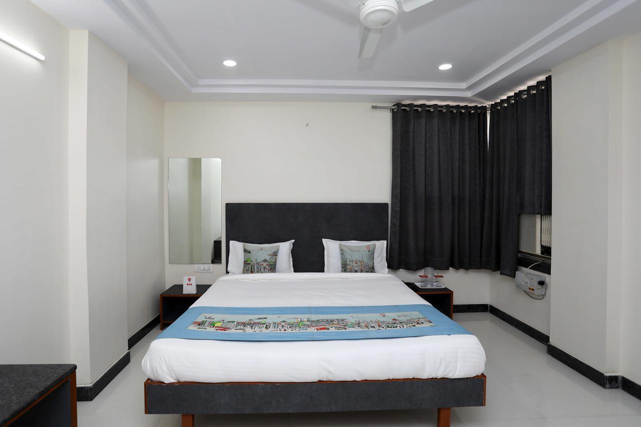Oyo 11602 Parle 3*