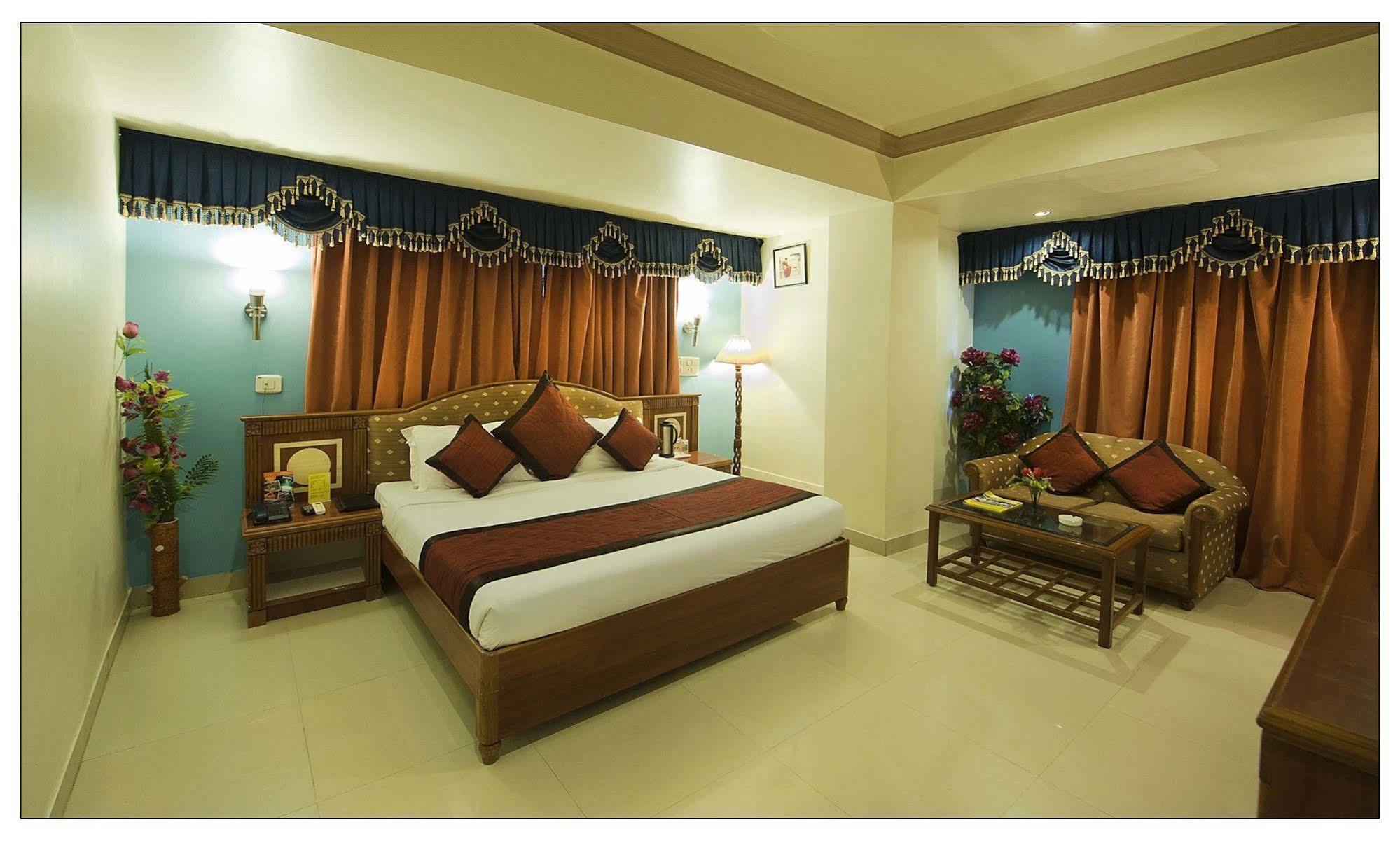 Hotel Shri Ram Excellency 3*