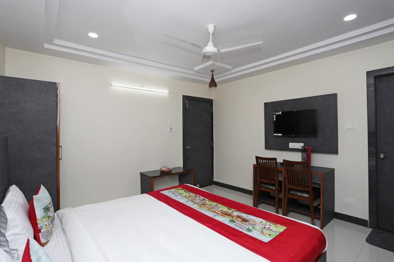 Oyo 11602 Parle Hotel 3*