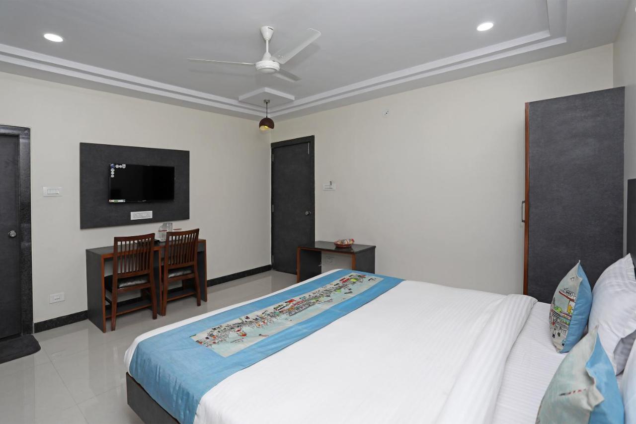 Oyo 11602 Parle 3*