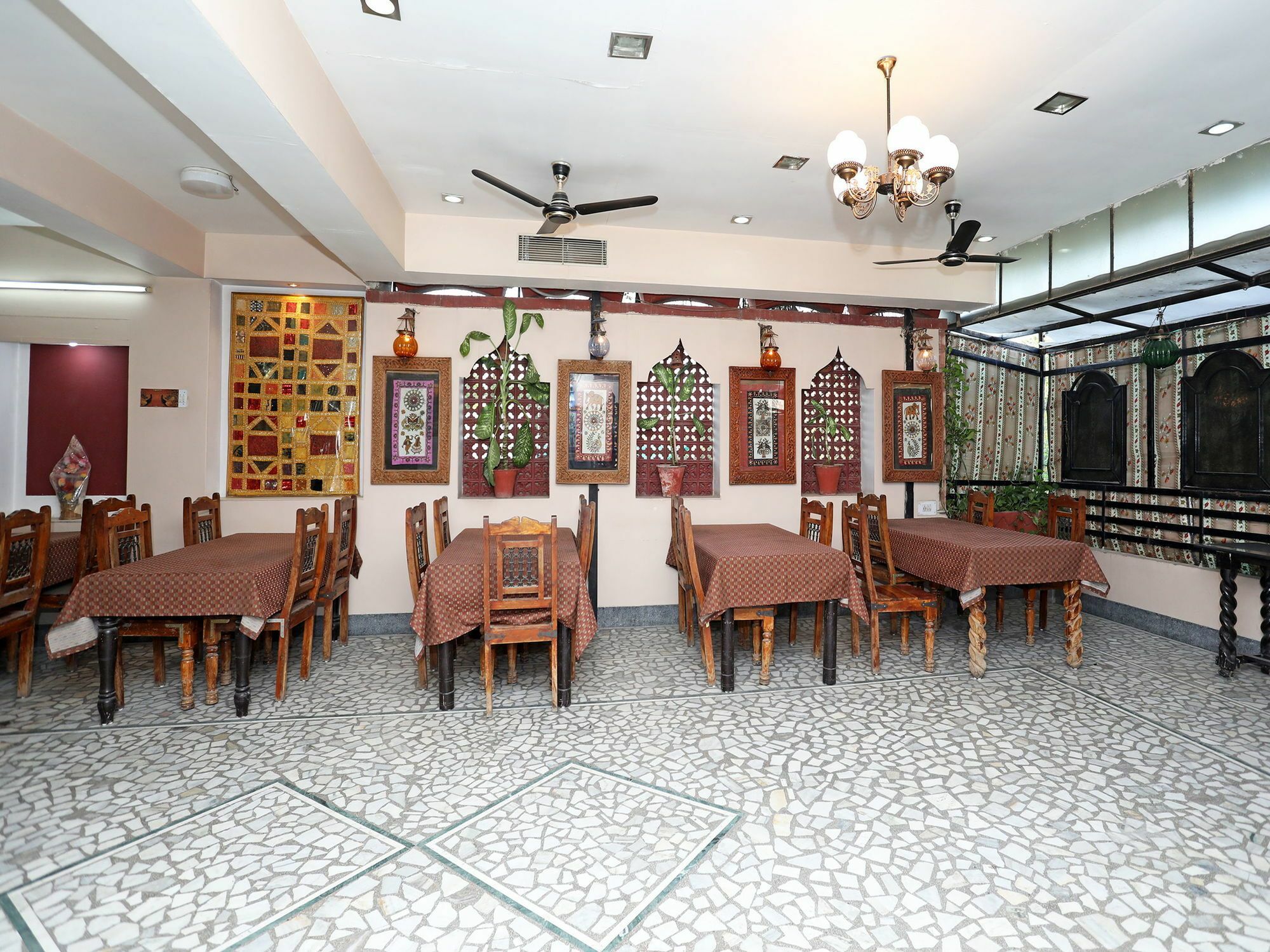 Oyo 9900 Pioneer Plaza Hotel 2*