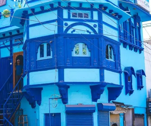 Dylan Cafe And Guest House