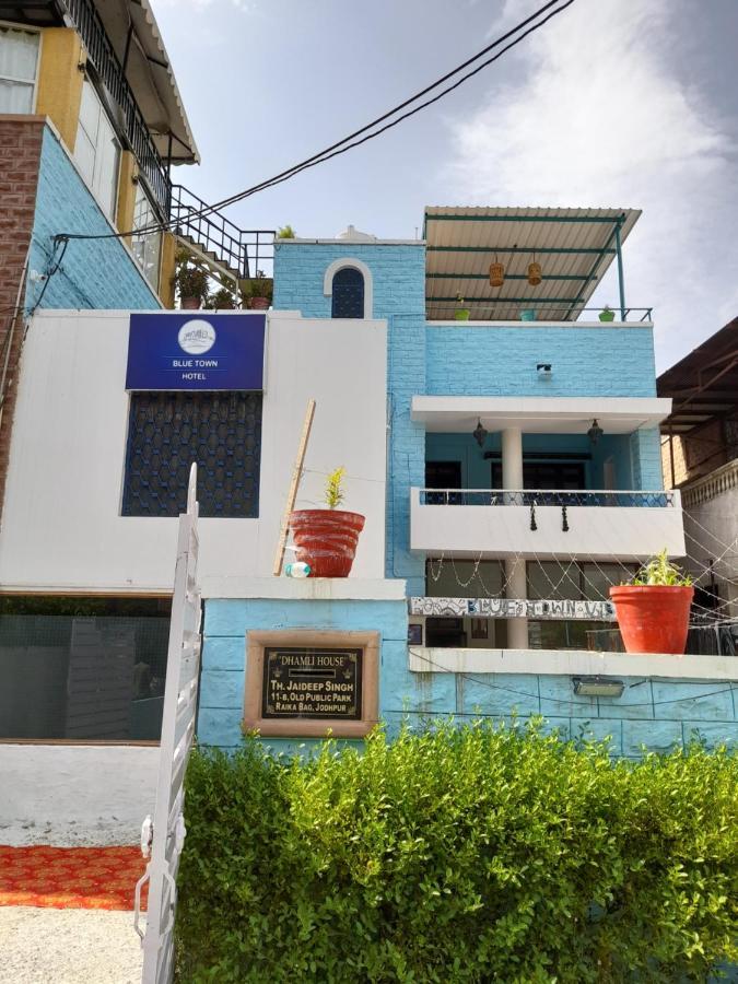 Blue Town & Cafe *