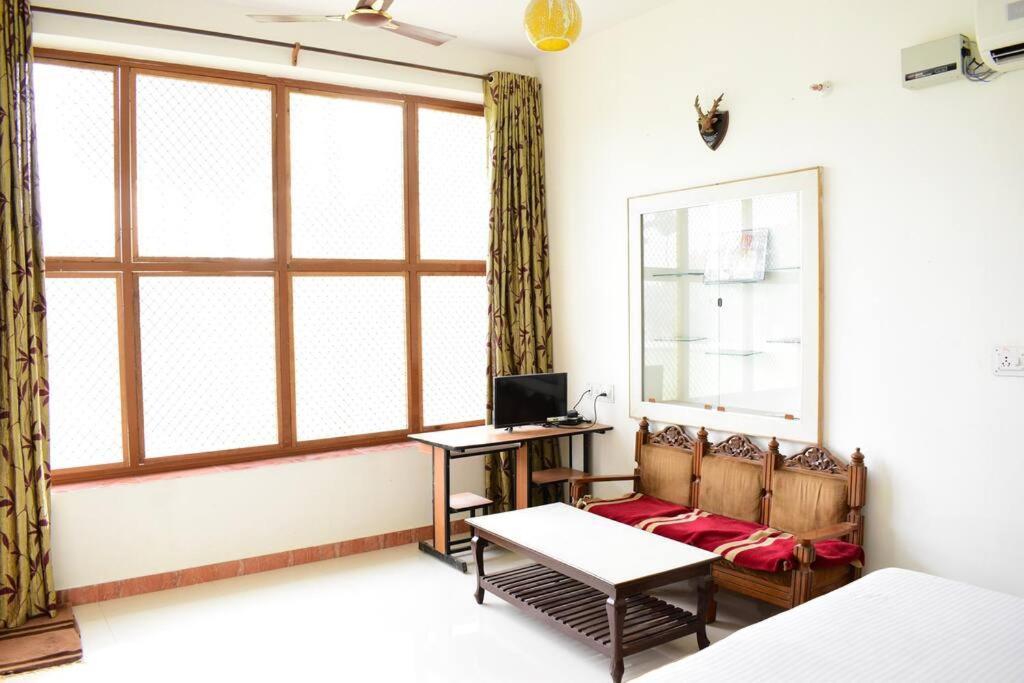 Villa Poonam Palace Near By Airport *
