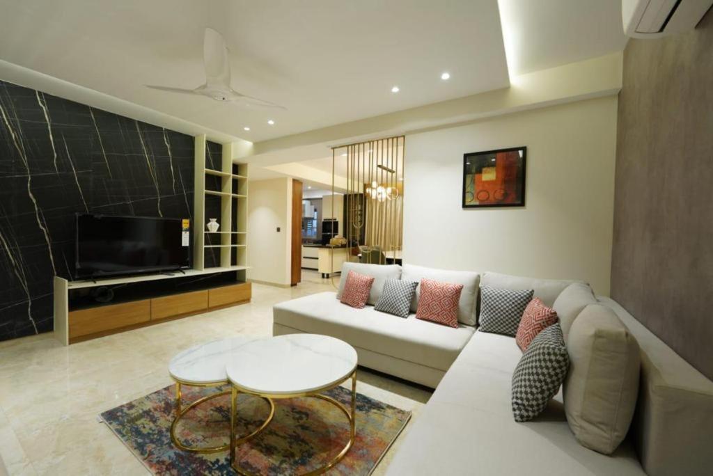 Apartment Woodlands Apartment- Fully Furnished Luxury