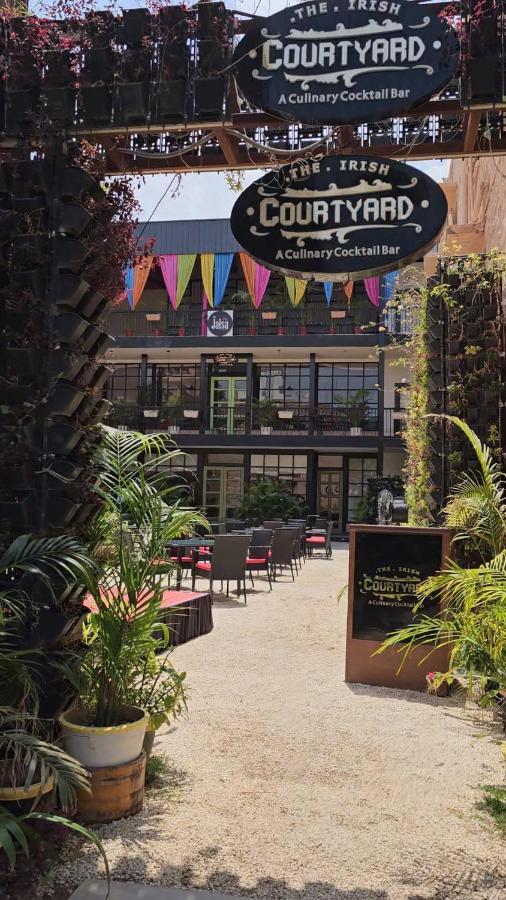 Irish Courtyard 3*