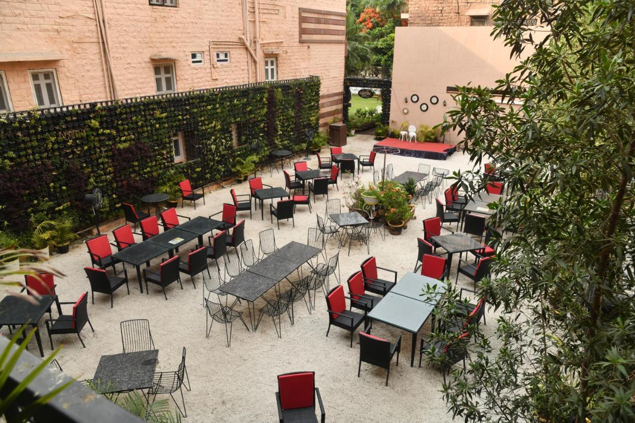 Irish Courtyard 3*