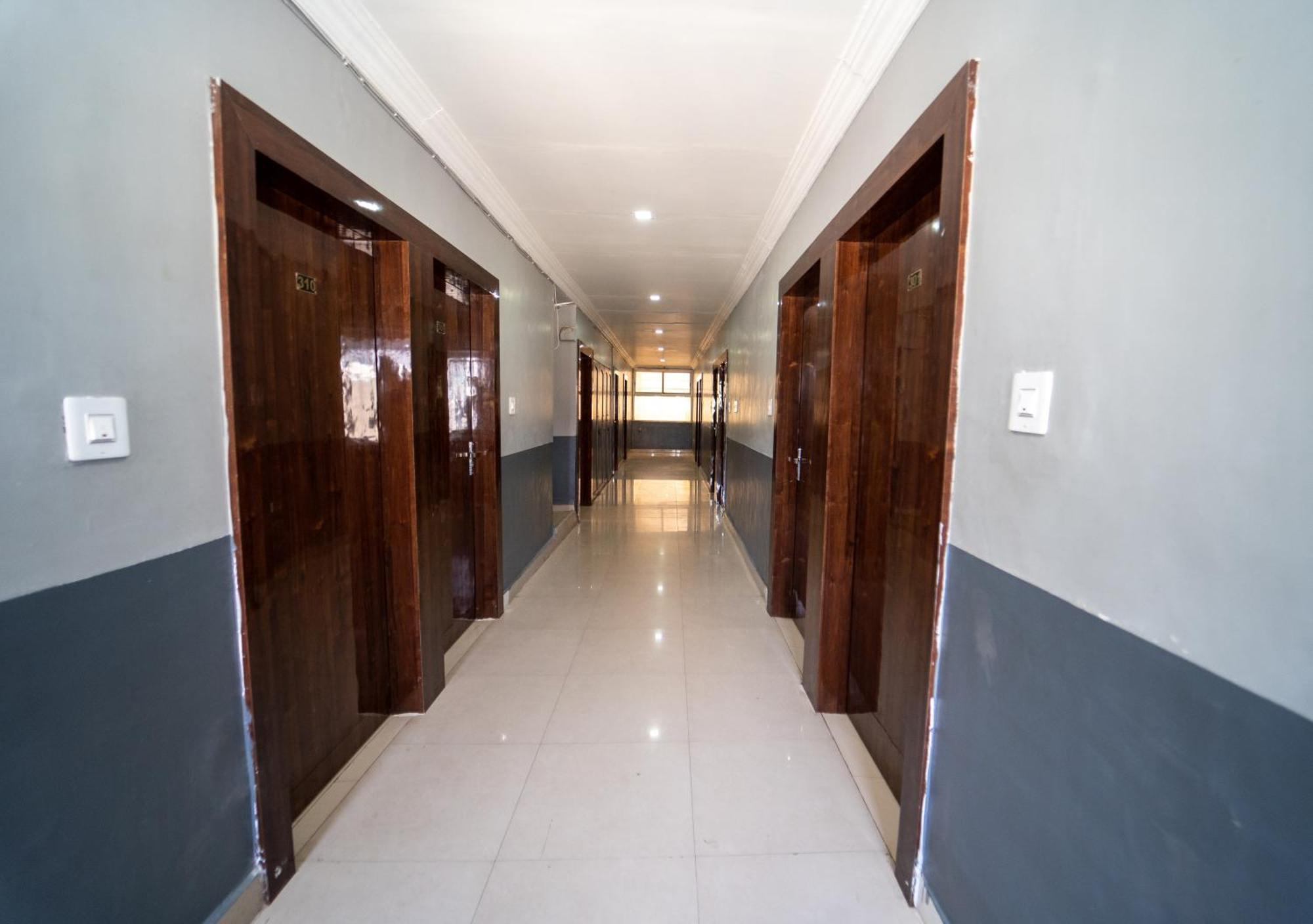 Siddhi Vinayak Hotel 2*