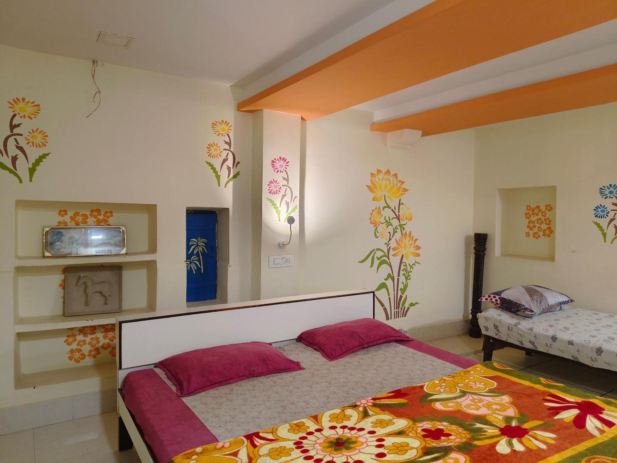 Shivam Hotel 2*