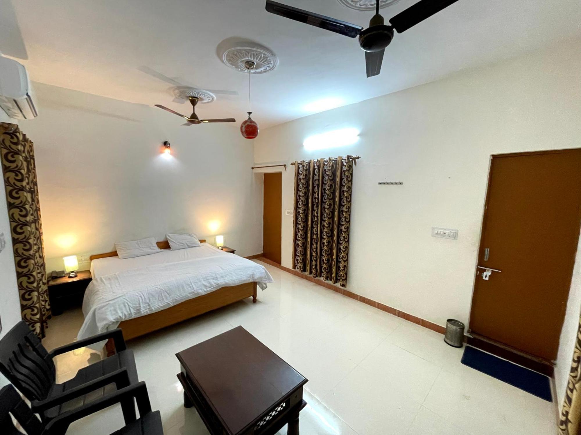 Poonam Palace Near By Airport Villa *