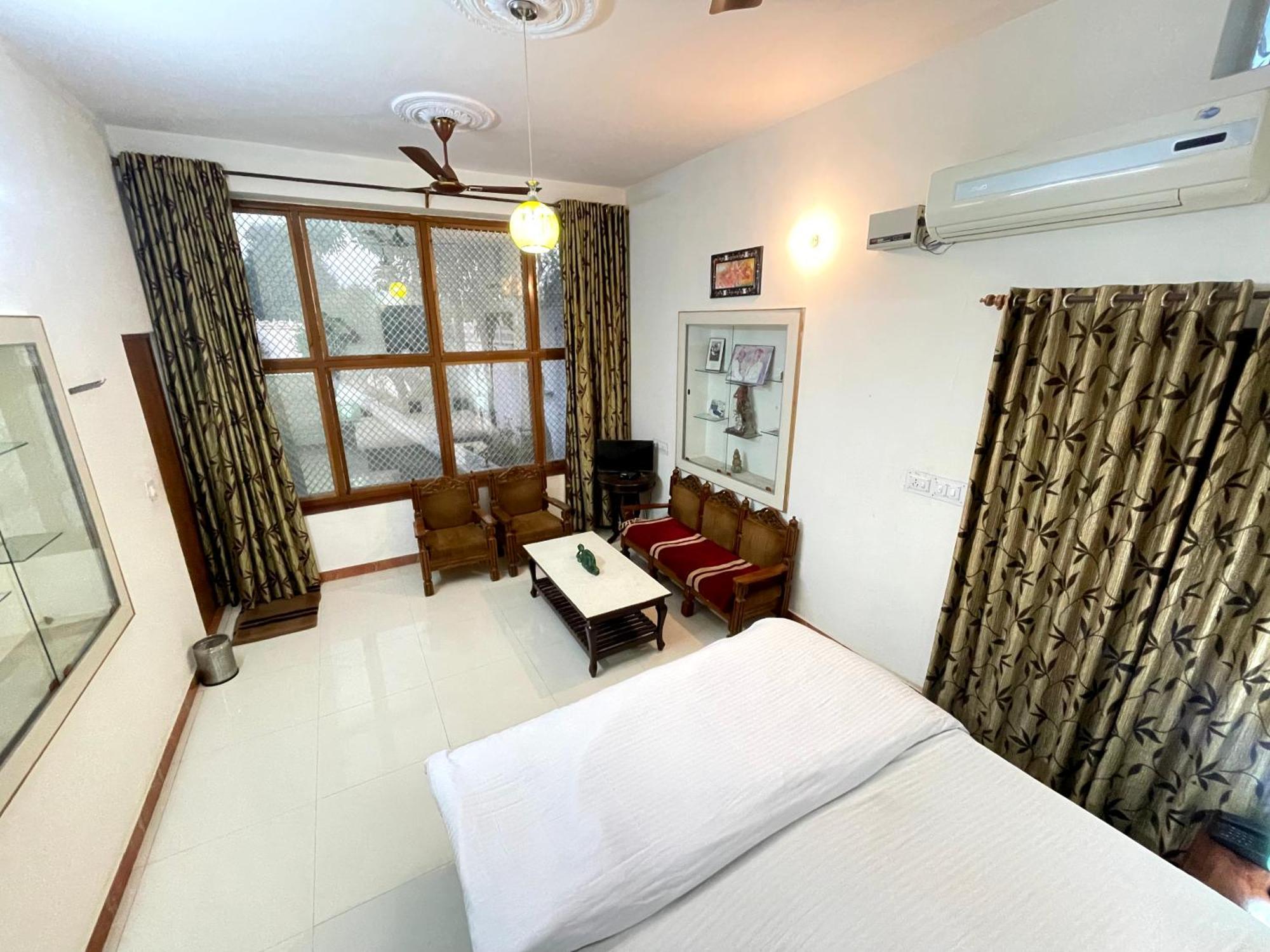 Villa Poonam Palace Near By Airport *