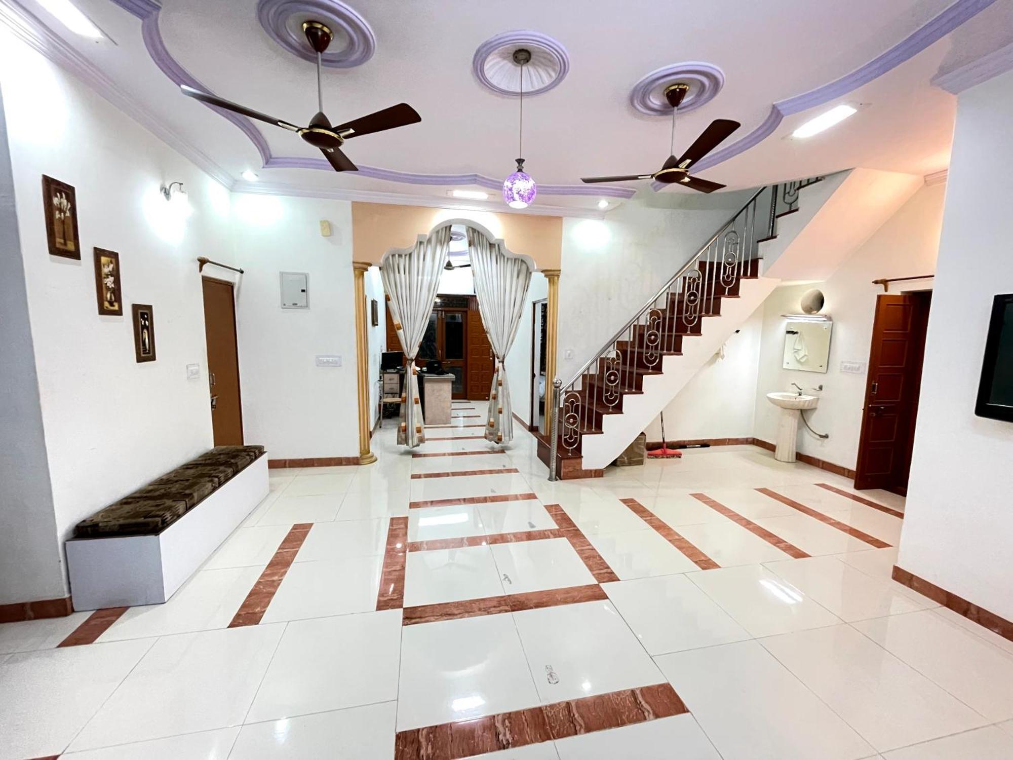 Poonam Palace Near By Airport Villa