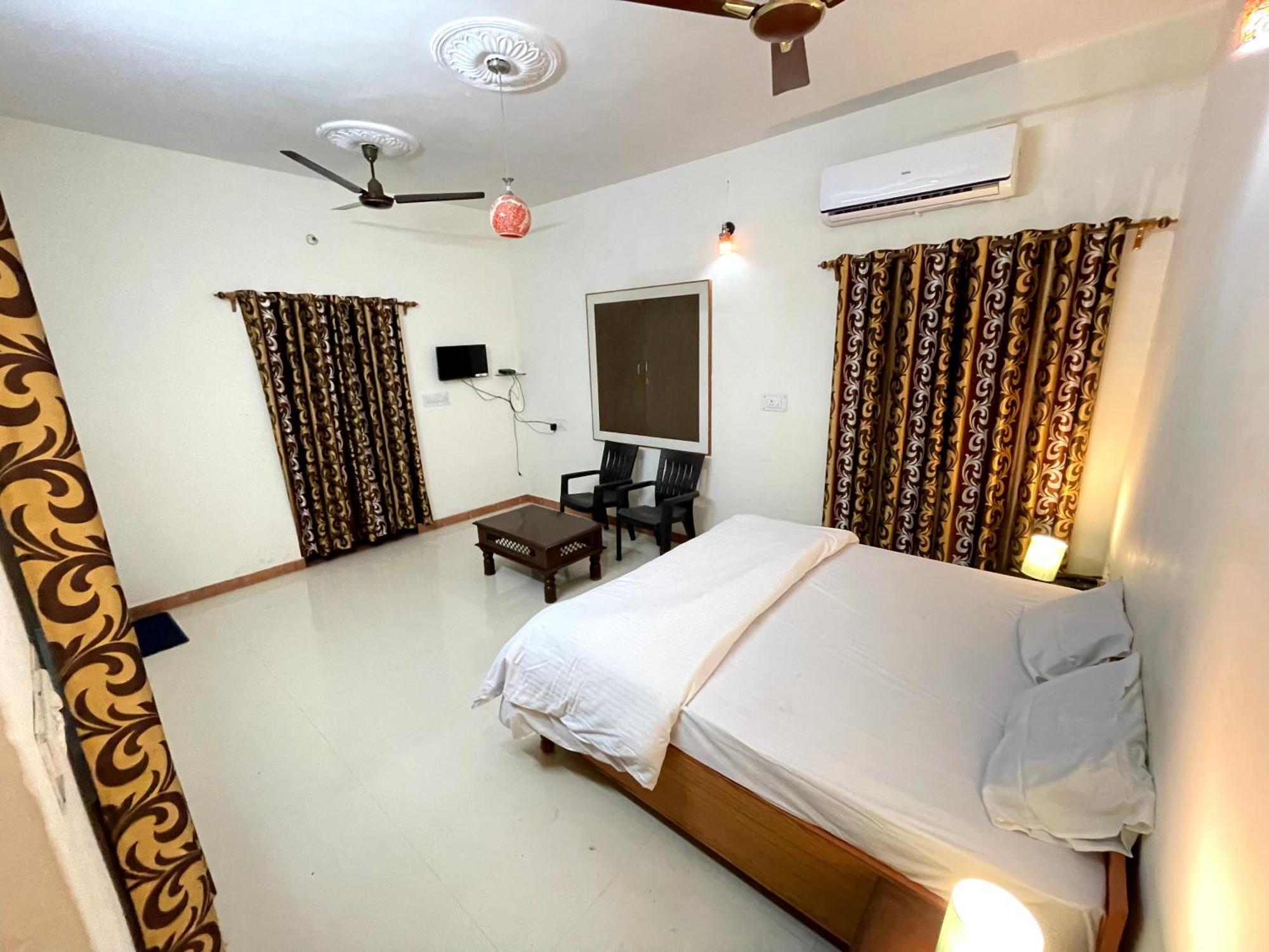 Villa Poonam Palace Near By Airport