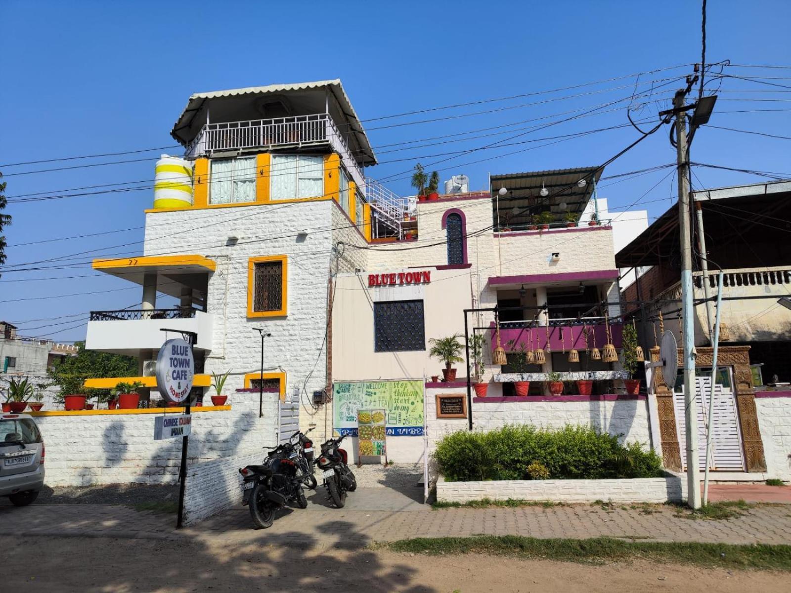 Blue Town & Cafe Homestay *