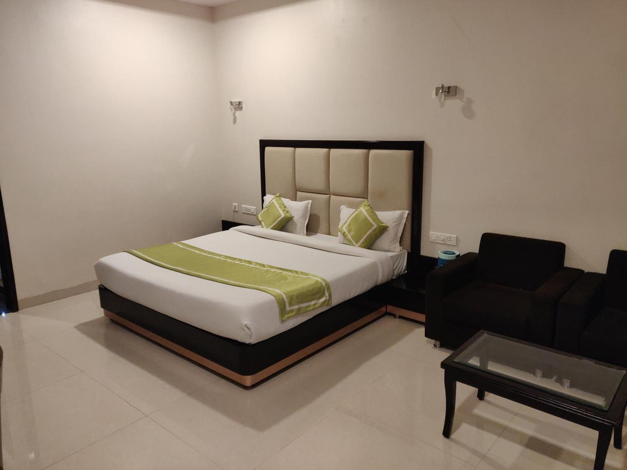Hotel Chandra Grand 3*