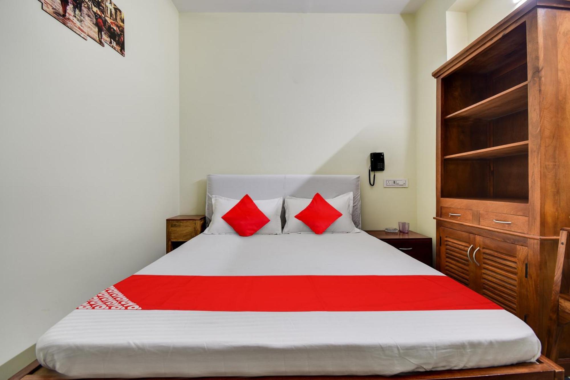 Hotel O Azad