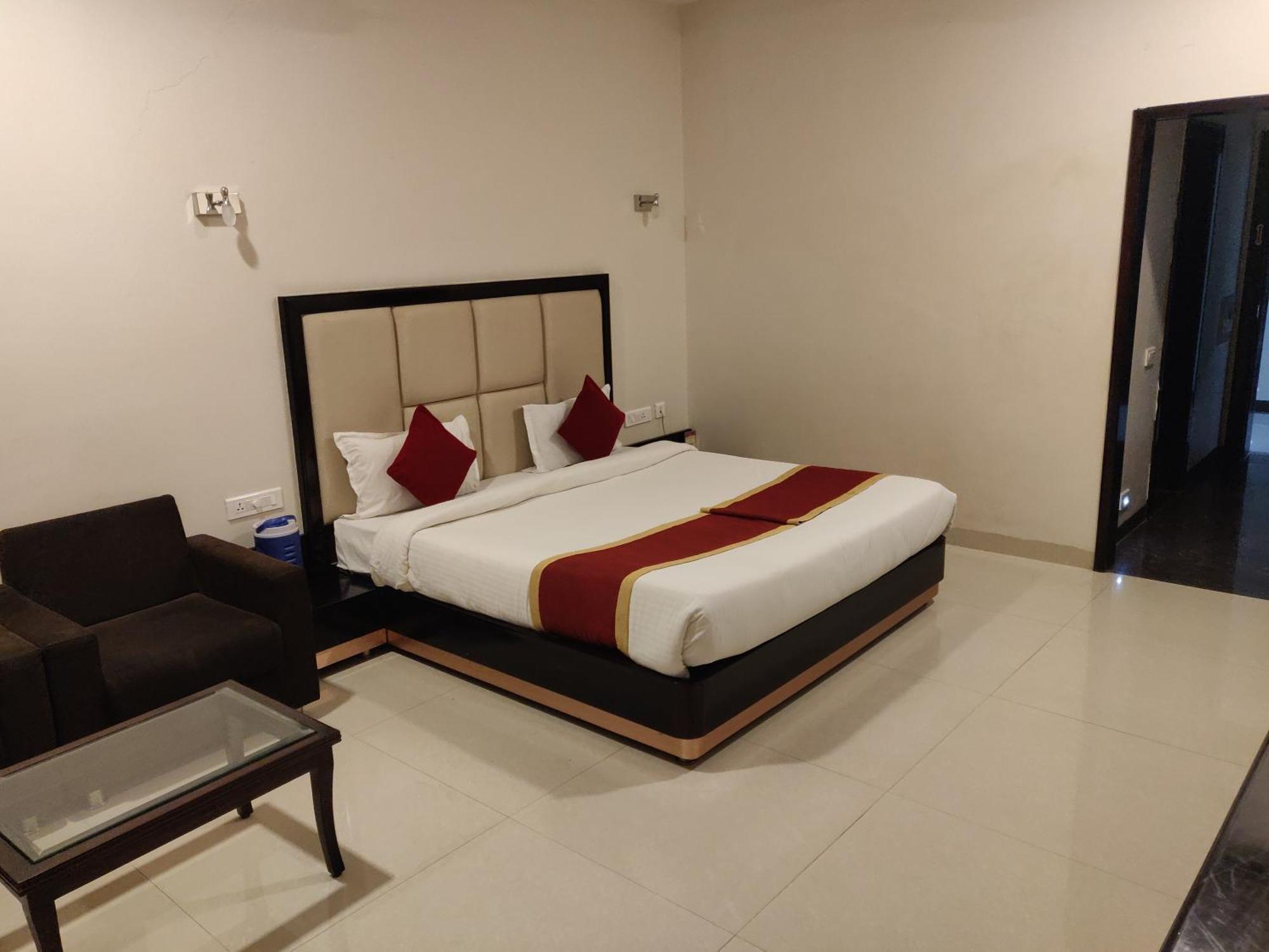 Hotel Chandra Grand 3*