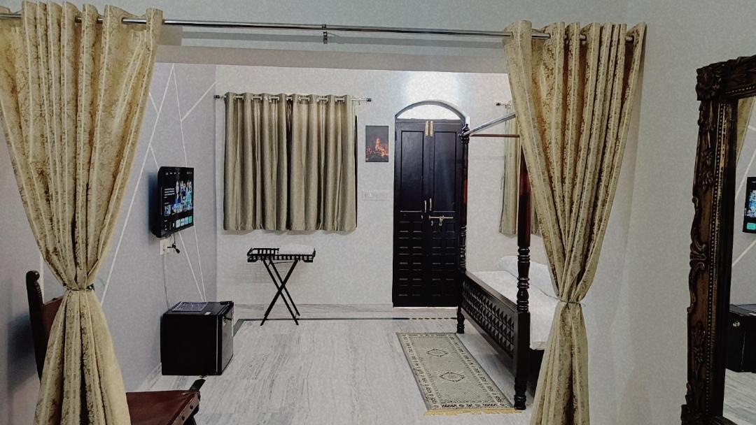Hotel Lavish 3*