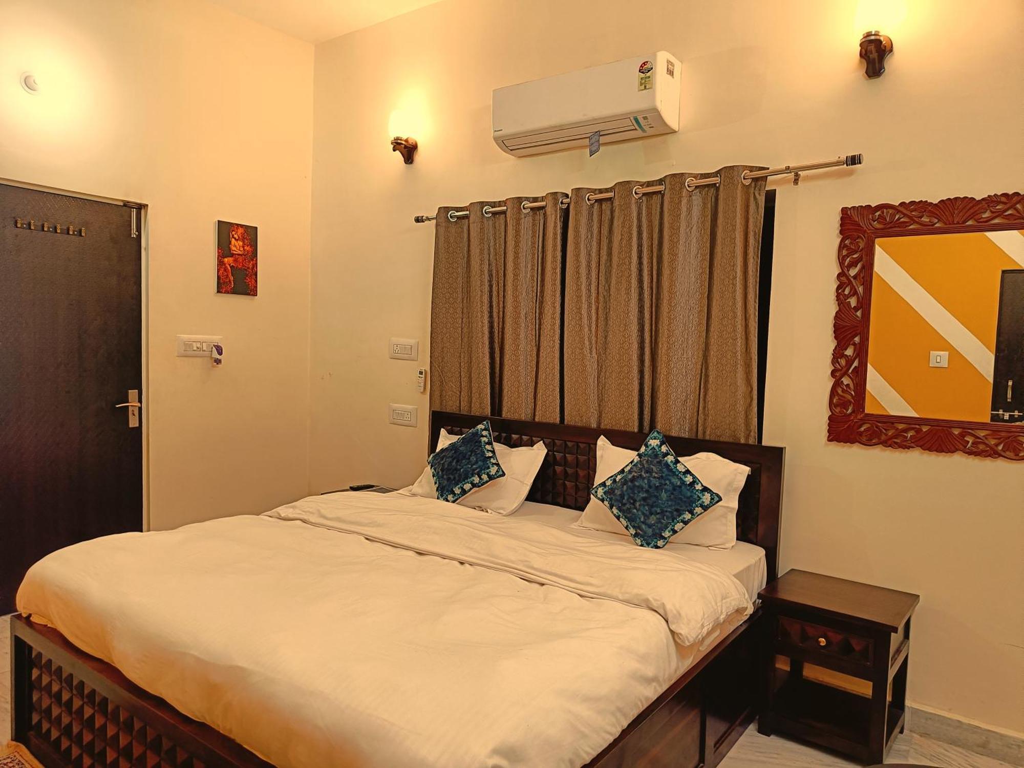 Hotel Lavish 3*