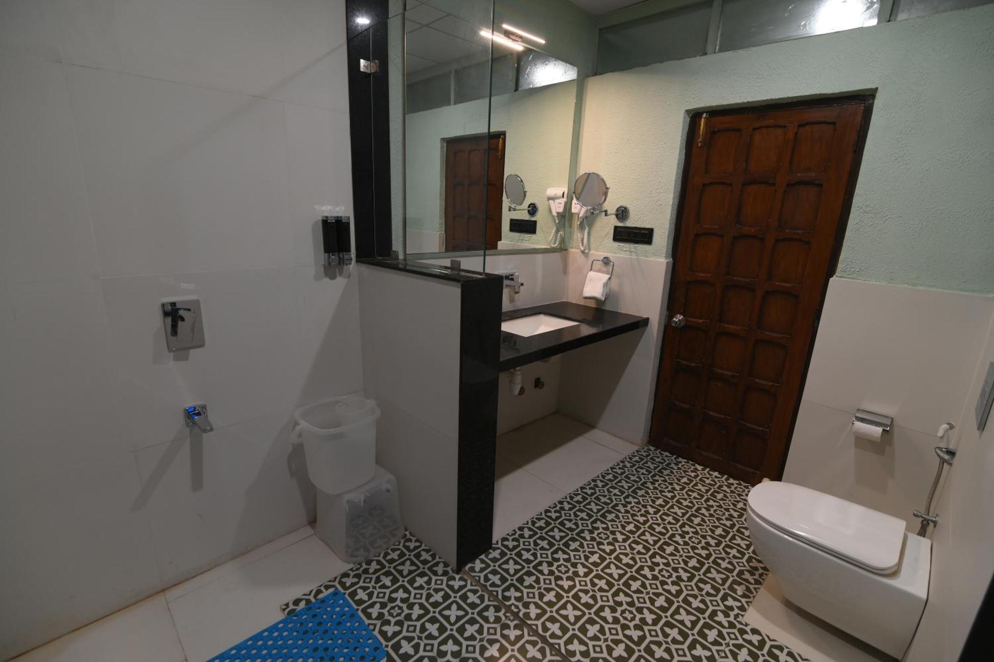 Nirali Dhani Hotel 3*