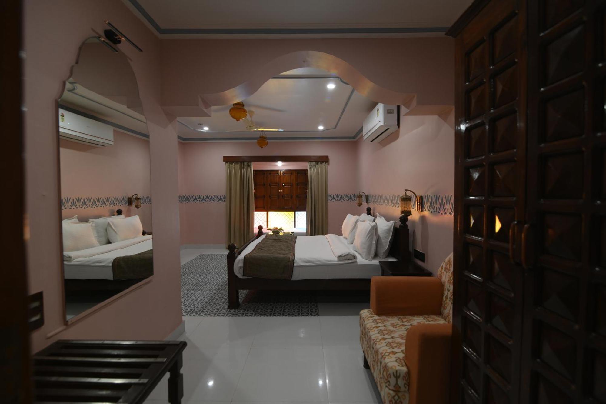Hotel Nirali Dhani 3*