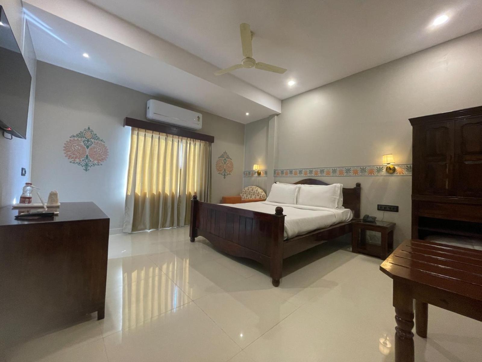Nirali Dhani Hotel 3*