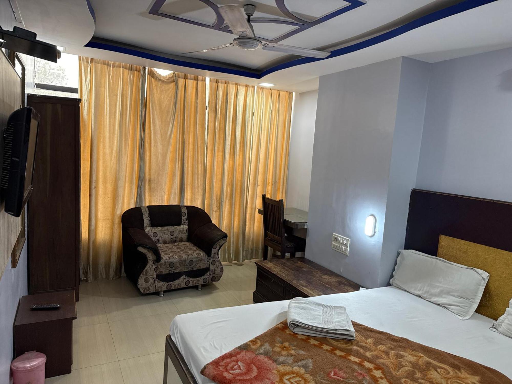 Hotel R K Excellency 2*