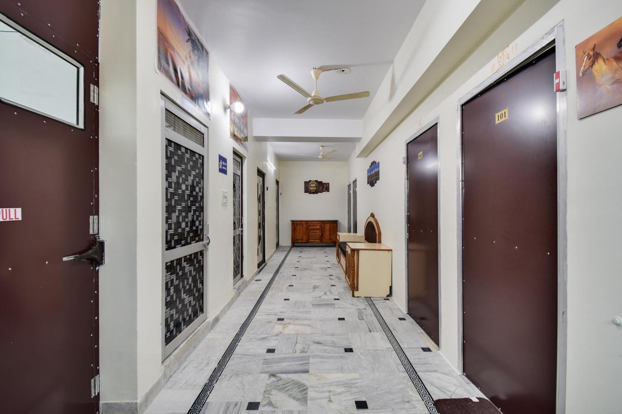 Hotel O Azad