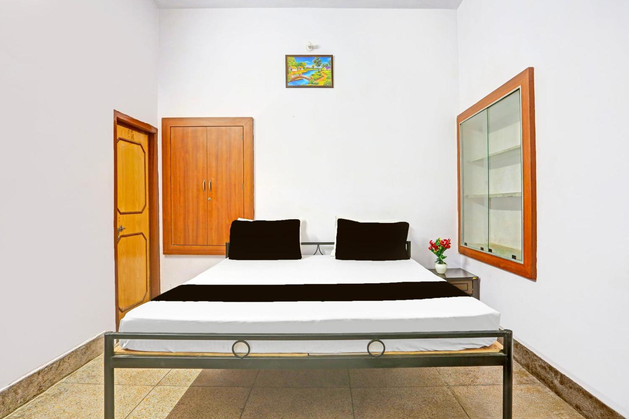 O Poonam Hotel