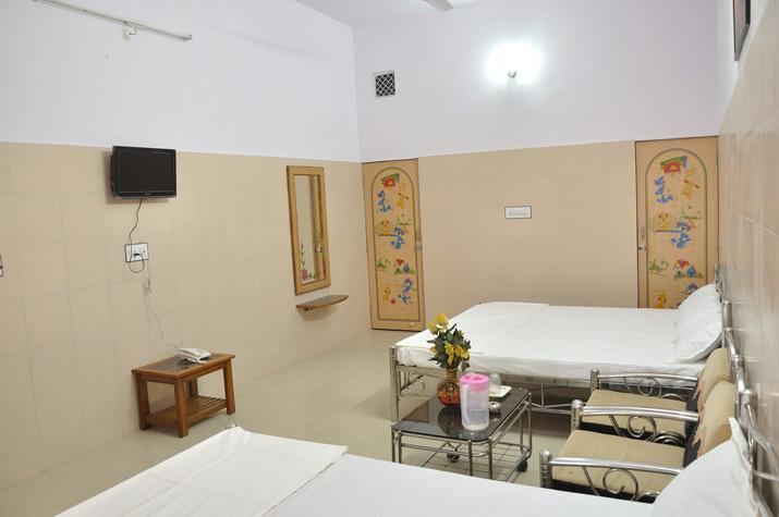 Shivam Palace & 3*