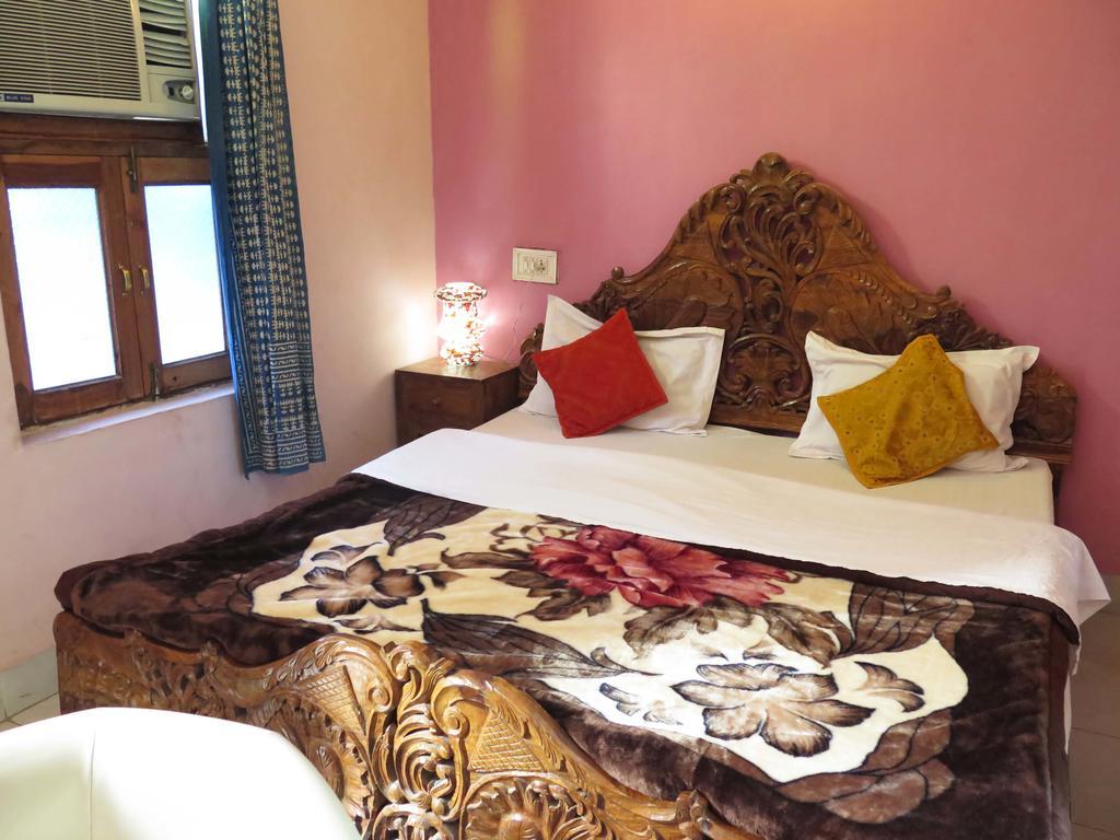 Yogis Guest house 3*
