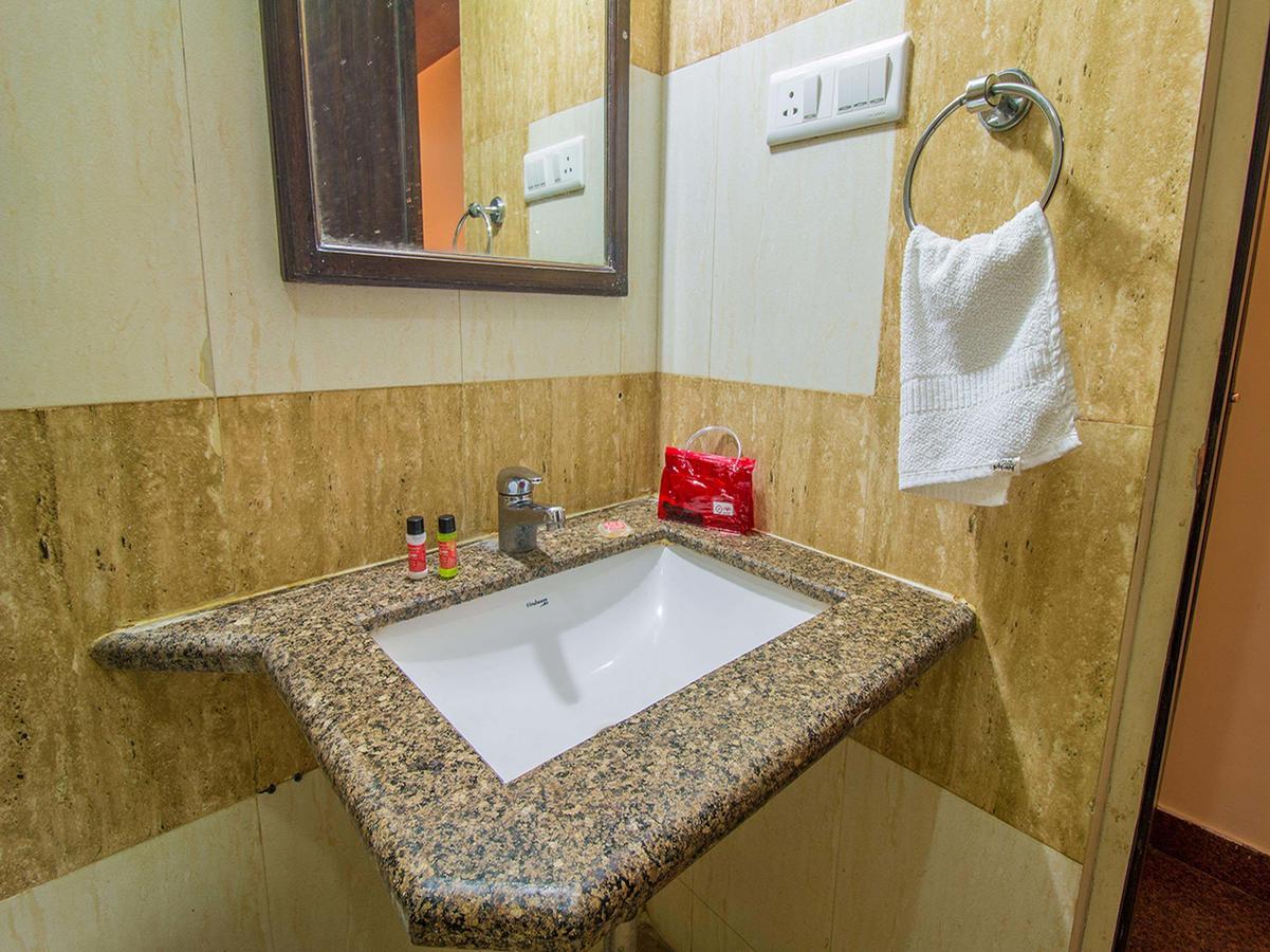 Oyo 1919 Monarch Regency Hotel 3*